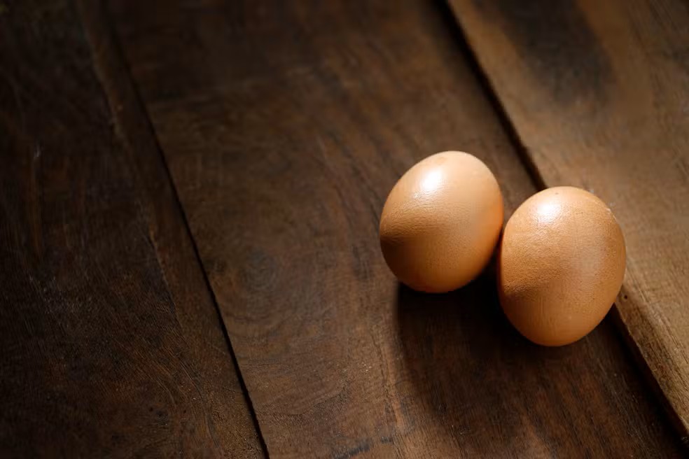 Dois ovos por dia: o que a ciência diz sobre segurança, colesterol e saúde do coração