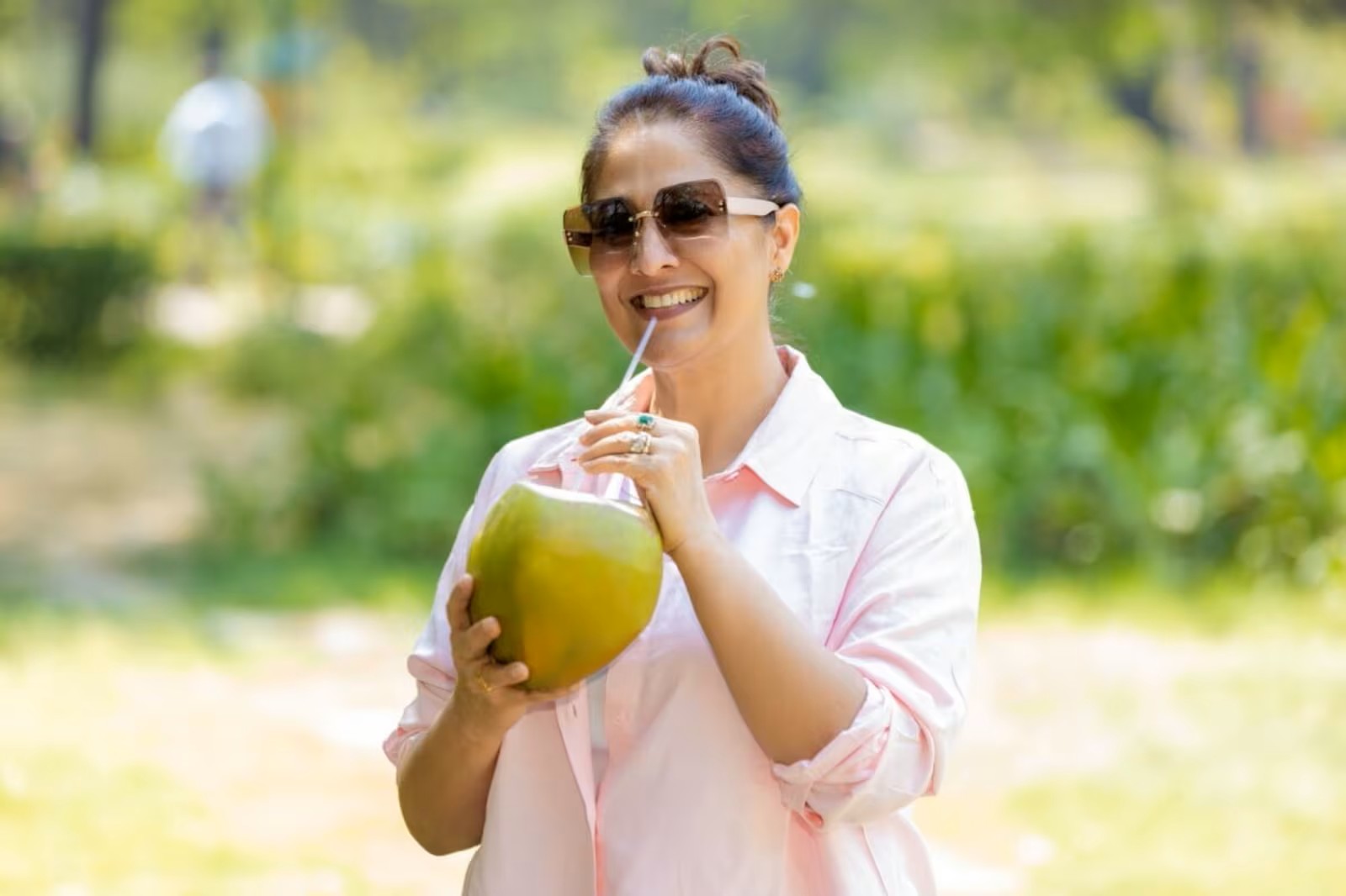 Água de coco emagrece? Veja 4 mitos e verdade sobre o consumo da bebida