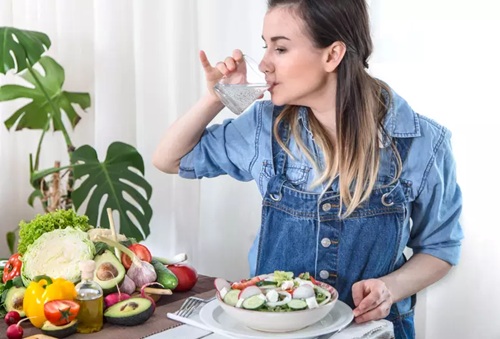 Você bebe água enquanto almoça? Médica responde se o hábito faz mal  