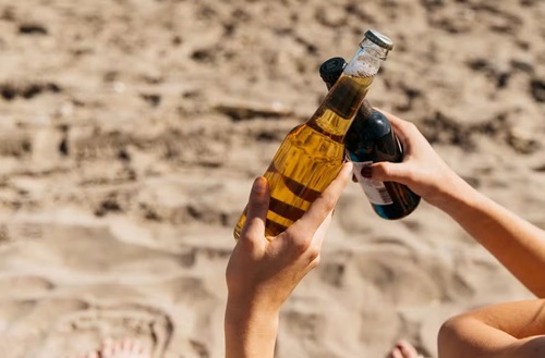 Bebida Alcoólica no Calor Acelera a Desidratação? Entenda