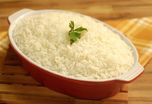 Arroz branco engorda? Entenda o papel do alimento na dieta