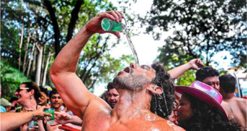 Saiba o que comer antes, durante e depois de ir a blocos de Carnaval