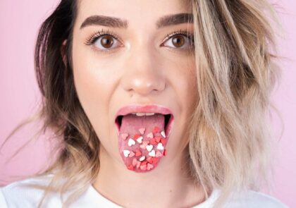 “Língua Ozempic”: gosto metálico na boca com uso de análogos de GLP-1 exige reforço nos cuidados orais