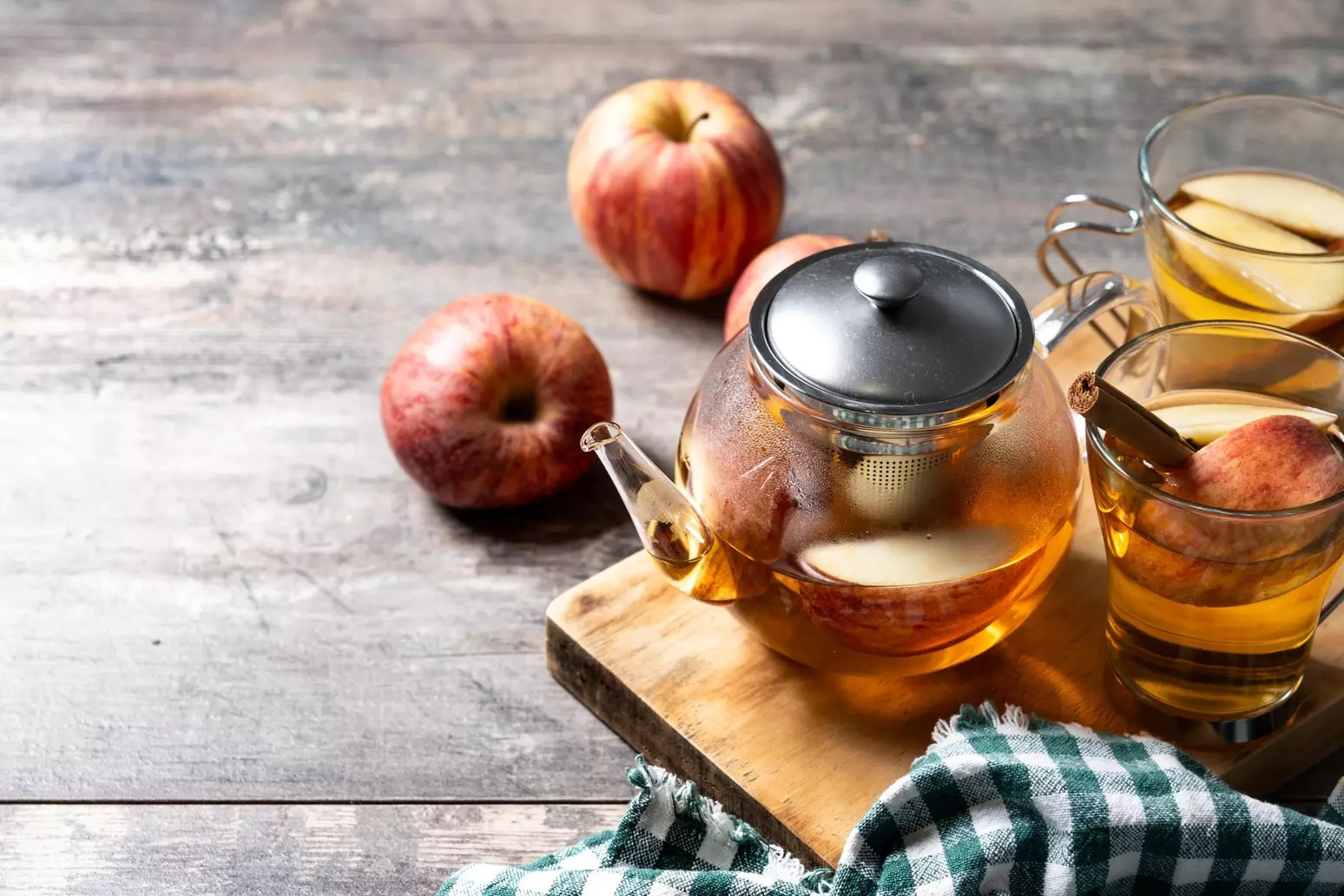 Conheça 6 benefícios do chá de maçã e saiba como preparar 