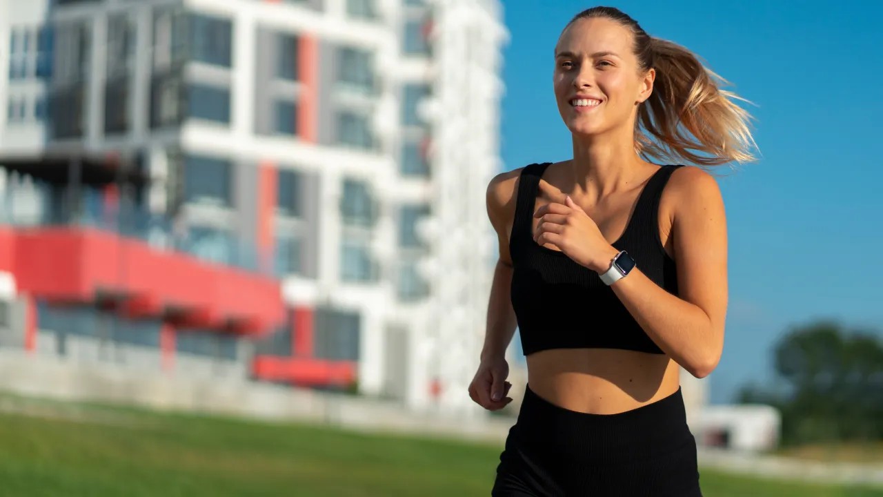Runner’s Face é mito? Entenda a relação entre corrida e envelhecimento do rosto   