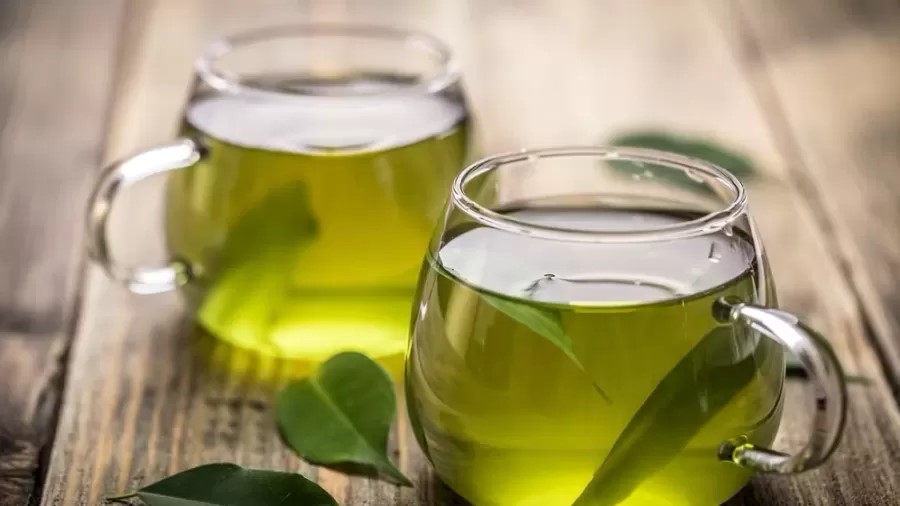 Reduz inflamações e protege fígado: benefícios do chá de folha de oliveira