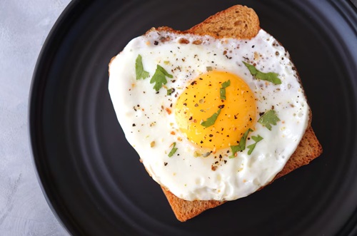 Ovo é muito mais do que proteína: veja o perfil nutricional do alimento e como incluí-lo na rotina