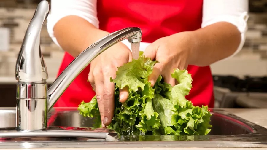 Como higienizar frutas e verduras com segurança