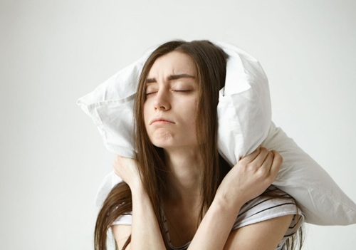 Enxaqueca, Ronco,Pernas inquietas e Má Alimentação: quatro fatores que sabotam o sono — e como lidar com cada um