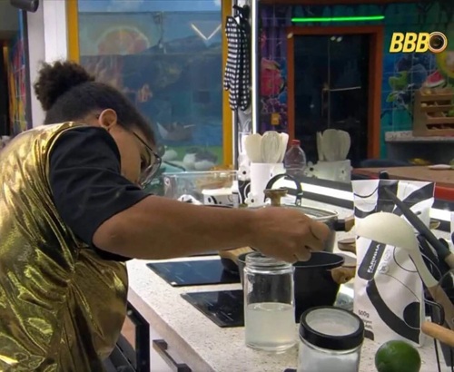 Água do frango causa intoxicação? Os riscos do suco da Milena no BBB 26